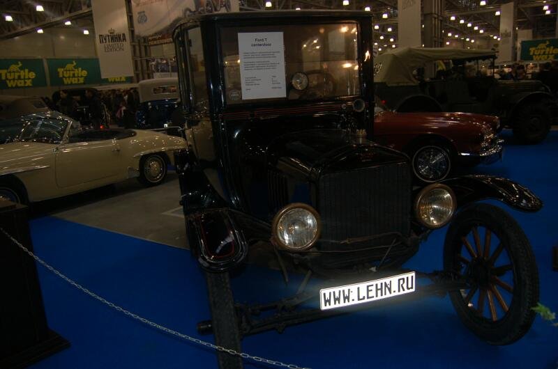 Oldtimer-выставка в Москве, 2006: чёрный Ford T с табличкой «Ford T centerbox»
