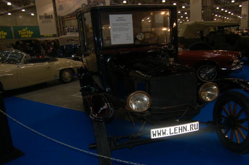 Oldtimer-выставка в Москве, 2006: чёрный Ford T с табличкой «Ford T centerbox»