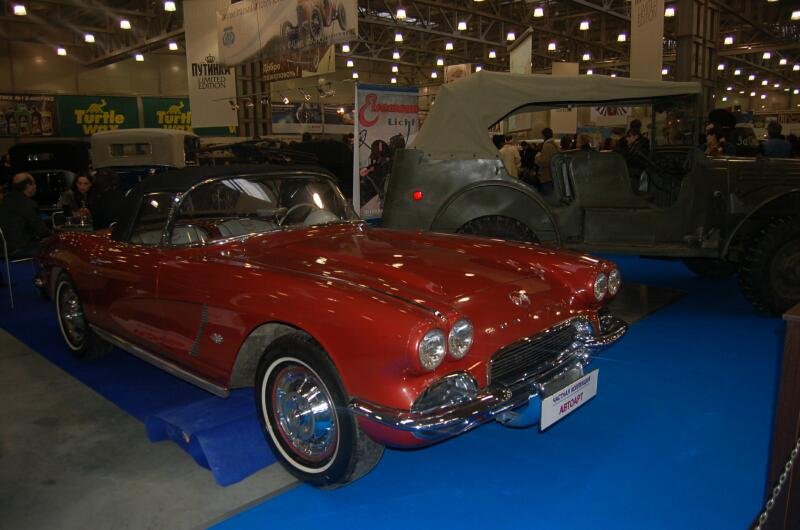 Oldtimer-выставка в Москве, 2006: красный Corvette C2 и военный Jeep