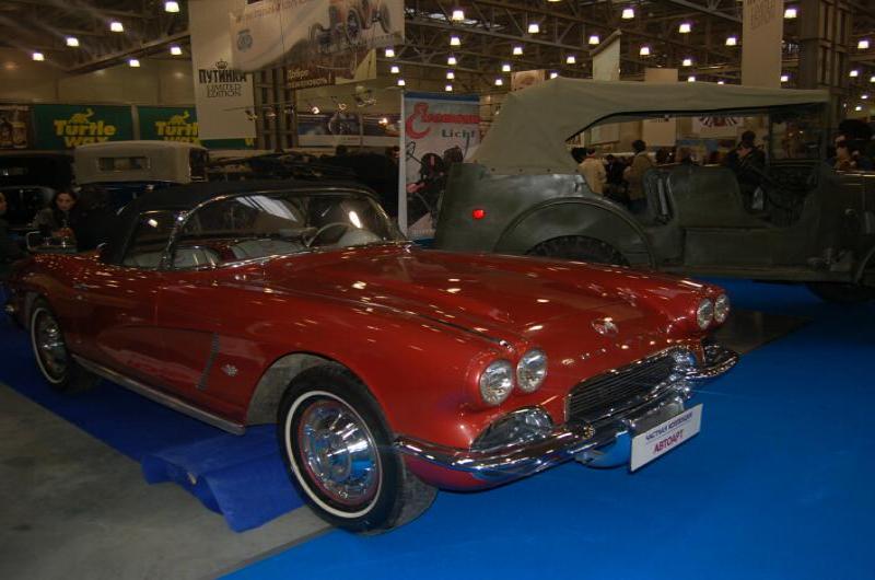 Oldtimer-выставка в Москве, 2006: красный Corvette C2 и военный Jeep
