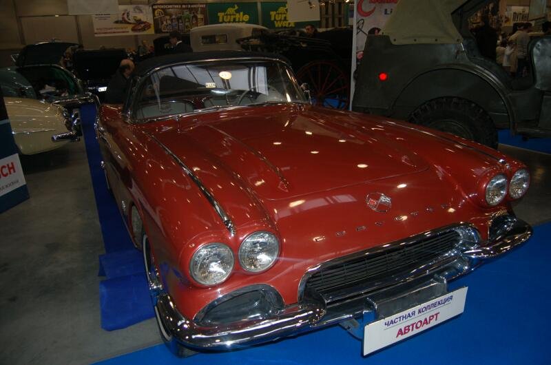 Oldtimer-выставка в Москве, 2006: красный Chevrolet Corvette с хромированным бампером