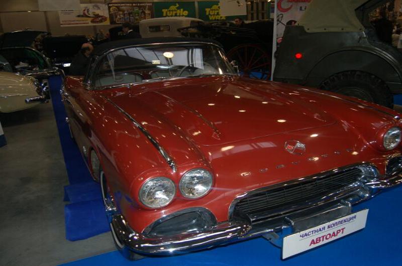 Oldtimer-выставка в Москве, 2006: красный Chevrolet Corvette с хромированным бампером