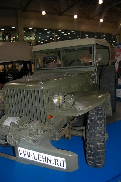Oldtimer 2006: советский тягач с бортовым краном в зале выставки