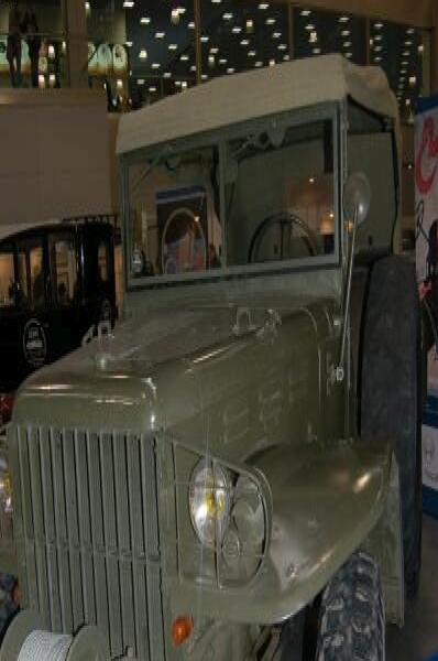 Oldtimer 2006: советский тягач с бортовым краном в зале выставки