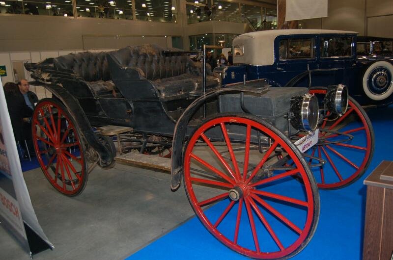 Oldtimer-выставка в Москве, 2006: старинная карета с красными колесами и синий авто эпохи