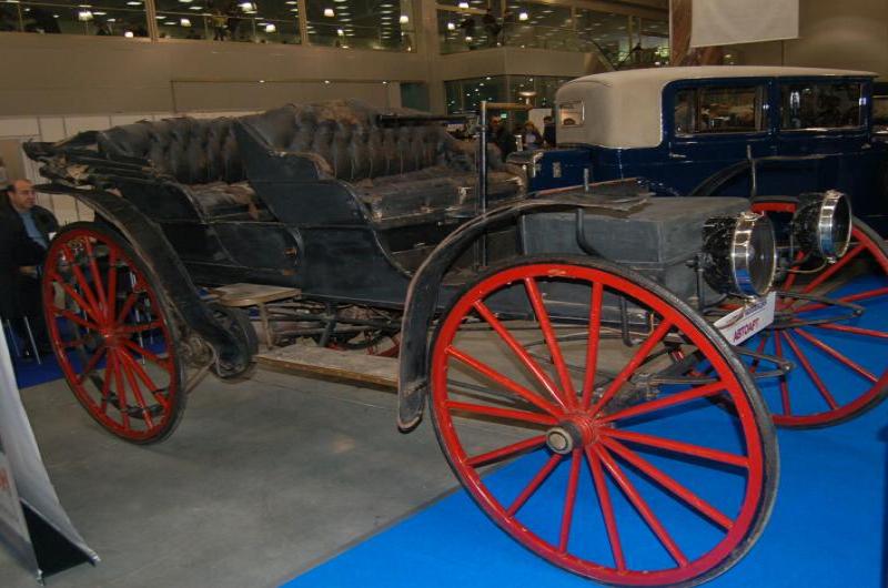 Oldtimer-выставка в Москве, 2006: старинная карета с красными колесами и синий авто эпохи