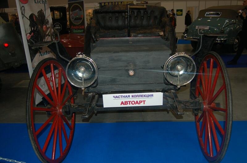 Oldtimer 2006: ретро-карета с красными колесами в московском выставочном зале
