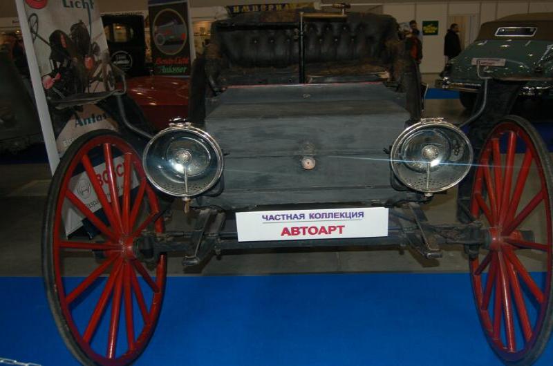 Oldtimer 2006: ретро-карета с красными колесами в московском выставочном зале
