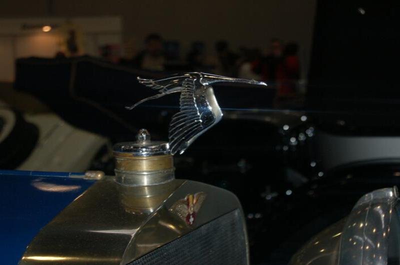 Oldtimer 2006, Россия: хромированный журавль на капоте старинного автомобиля