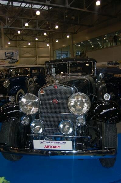 Oldtimer-выставка в Москве, 2006: чёрный «Автомобиль» с решёткой и фарами