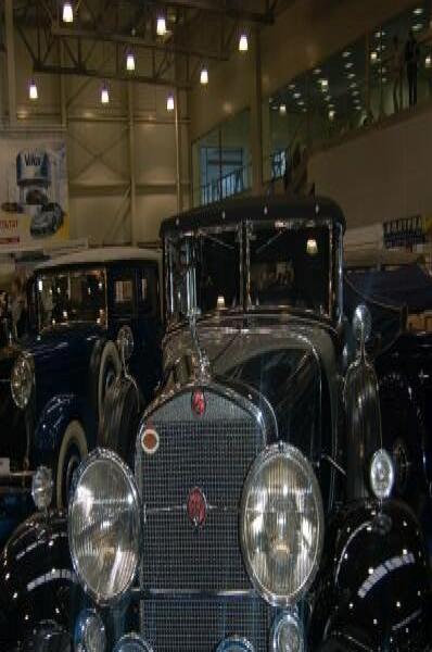 Oldtimer-выставка в Москве, 2006: чёрный «Автомобиль» с решёткой и фарами