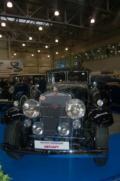 Oldtimer 2006: чёрный ретро-автомобиль на выставке в России