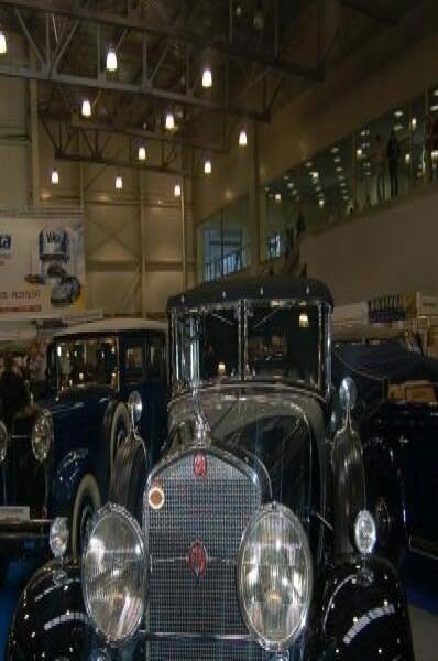 Oldtimer 2006: чёрный ретро-автомобиль на выставке в России