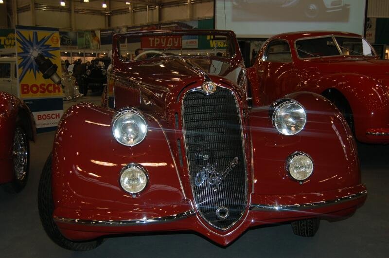 Oldtimer-выставка в Москве, 2006: красный Alfa Romeo с решёткой и «Alfa Romeo» на бампере