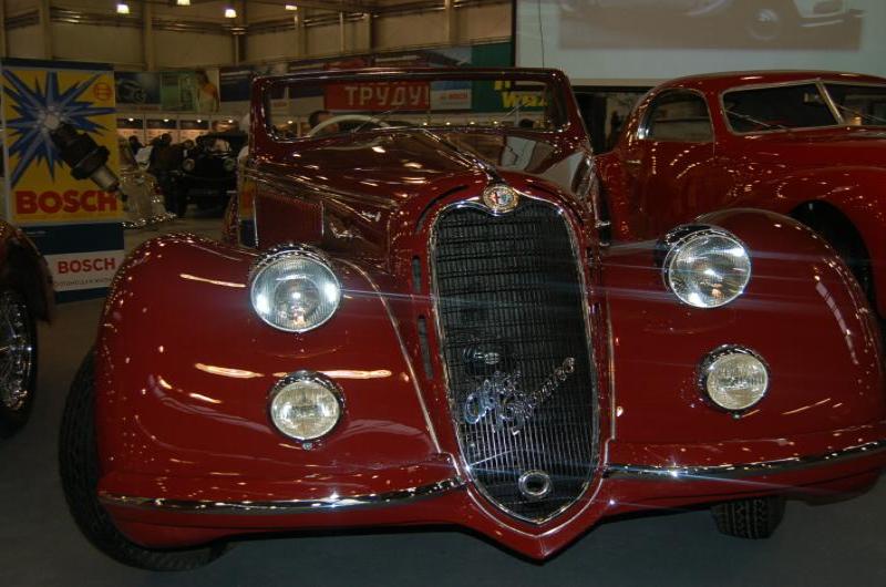 Oldtimer-выставка в Москве, 2006: красный Alfa Romeo с решёткой и «Alfa Romeo» на бампере
