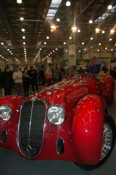Oldtimer 2006: красный ретро-автомобиль в зале выставки