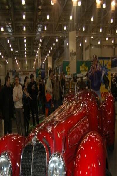 Oldtimer 2006: красный ретро-автомобиль в зале выставки