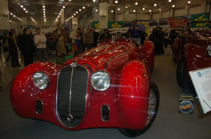 Oldtimer-выставка в Москве, 2006: красный обтекаемый автомобиль с двумя фарами