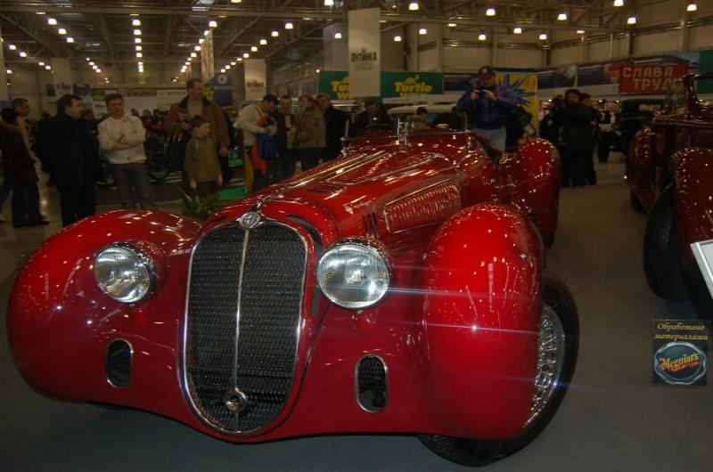 Oldtimer-выставка в Москве, 2006: красный обтекаемый автомобиль с двумя фарами