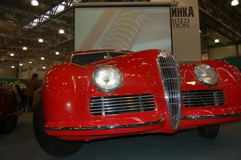 Красный классический автомобиль на выставке с надписью 'ИНКА LIMITED EDITION'