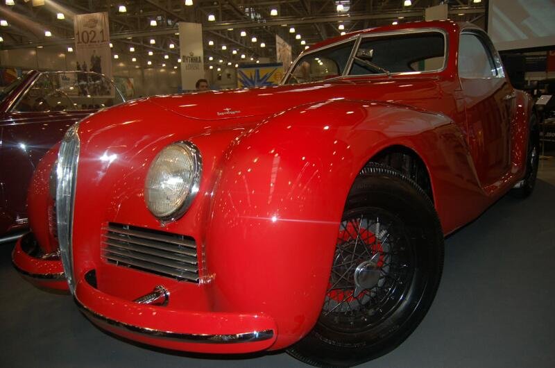Красный классический автомобиль на выставке старинных автомобилей