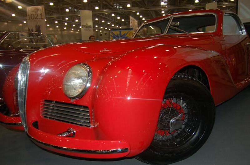 Красный классический автомобиль на выставке старинных автомобилей