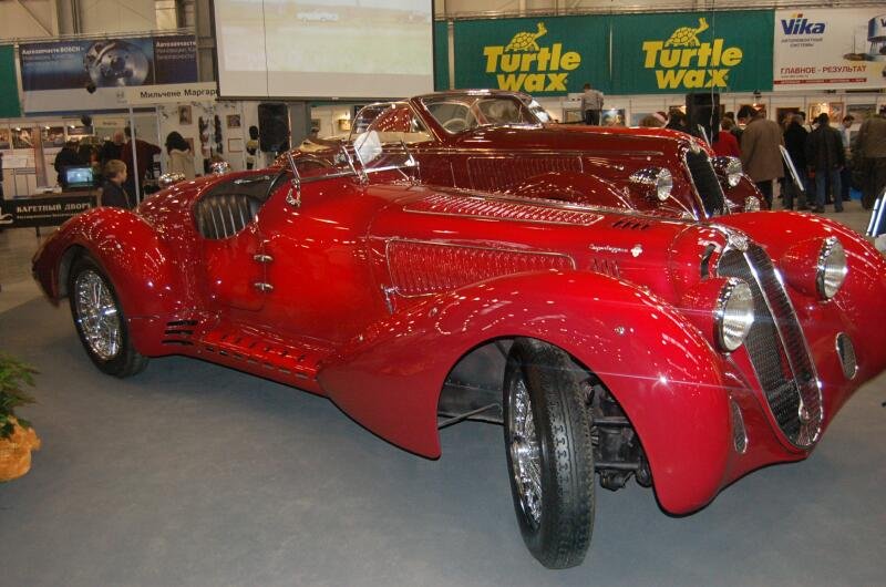Oldtimer 2006: красный Alfa Romeo 8C 2900 B на выставке в Москве