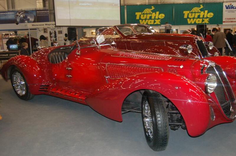Oldtimer 2006: красный Alfa Romeo 8C 2900 B на выставке в Москве