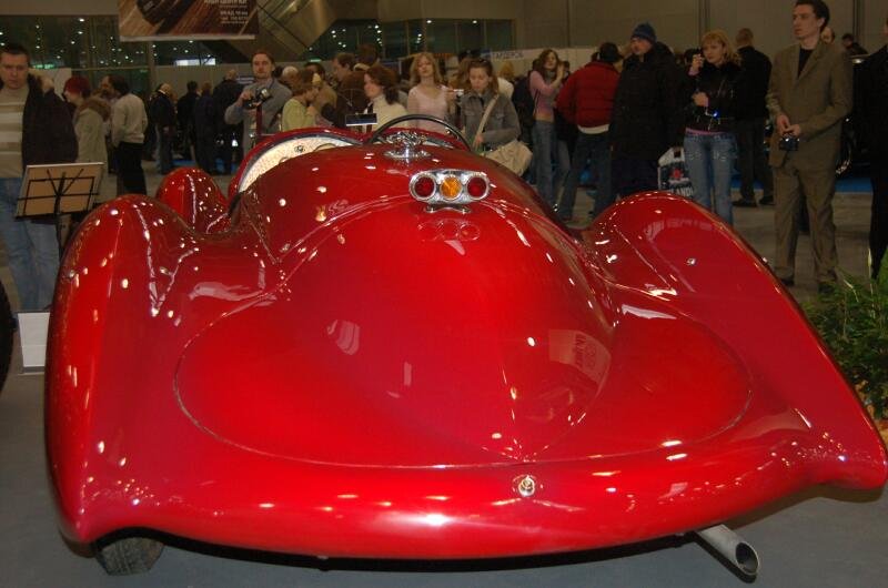 Oldtimer 2006: красный аэродинамический гоночный автомобиль в зале выставки
