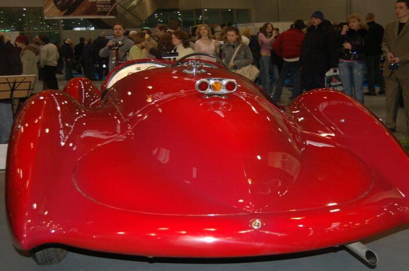 Oldtimer 2006: красный аэродинамический гоночный автомобиль в зале выставки