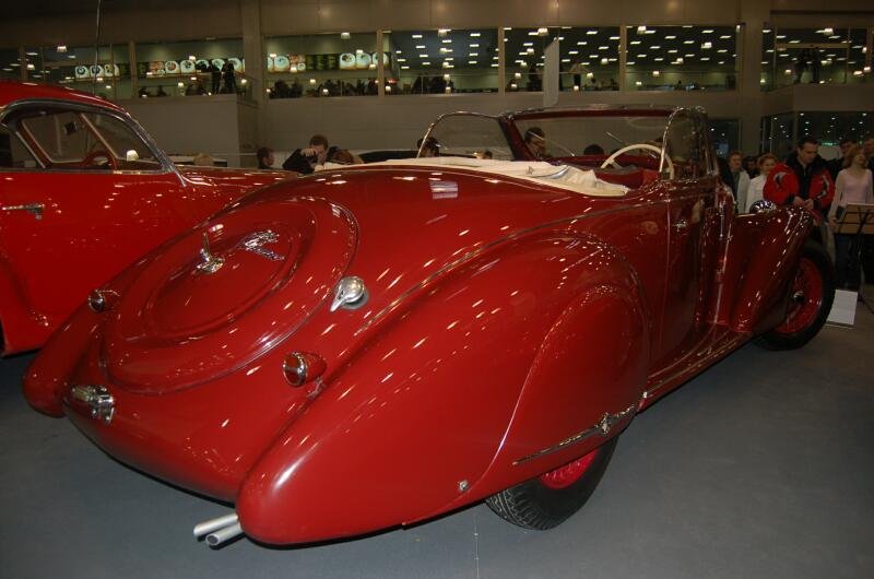 Красный ретро-кабриолет на Oldtimer-выставке в Москве, 2006