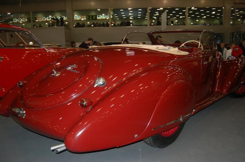 Красный ретро-кабриолет на Oldtimer-выставке в Москве, 2006