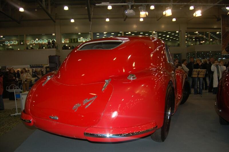 Oldtimer 2006: красный Alfa Romeo в зале выставки