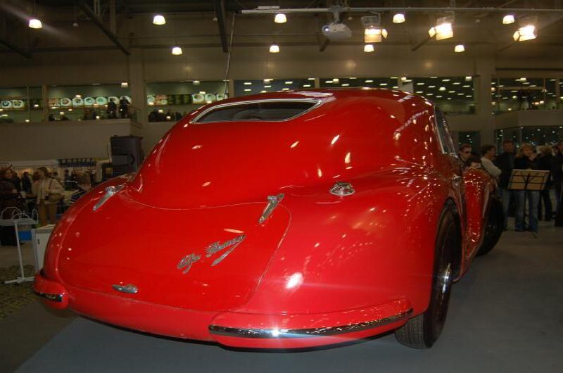 Oldtimer 2006: красный Alfa Romeo в зале выставки