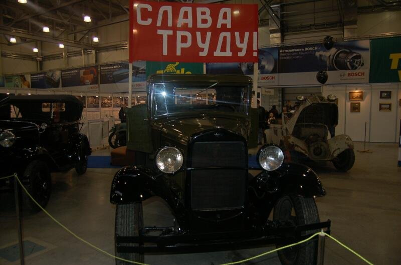 Oldtimer-выставка в Москве, 2006: советский грузовик под баннером «Слава труду!»