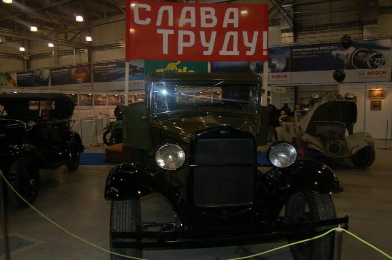 Oldtimer-выставка в Москве, 2006: советский грузовик под баннером «Слава труду!»