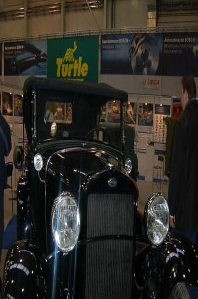 Oldtimer 2006: чёрный Ford с табличкой «Каретный Двор» в выставочном зале