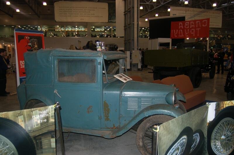 Oldtimer-выставка в Москве, 2006: голубой грузовик с тканевым кузовом