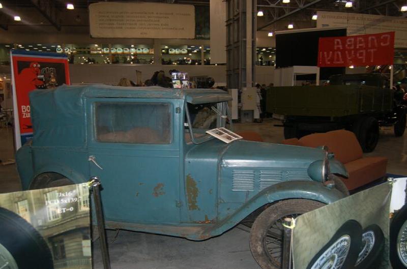 Oldtimer-выставка в Москве, 2006: голубой грузовик с тканевым кузовом