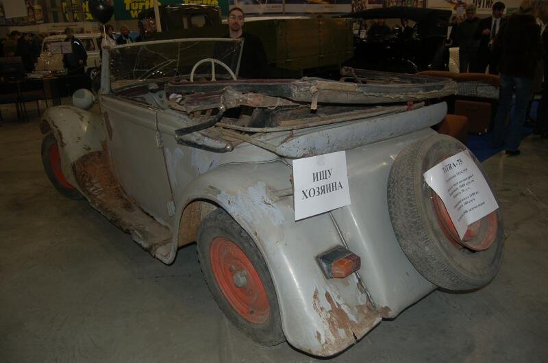 Oldtimer-выставка в Москве, 2006: ржавый «ИЖ» с надписью «ІНДУ ХОЗЯЙНА»