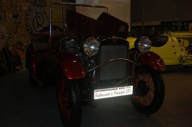 Oldtimer 06 2: красный старинный автомобиль с табличкой «Автомобильный клуб»