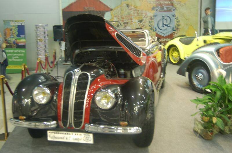 Oldtimer 06 2: чёрно-красный BMW 328 с открытым капотом в зале выставки