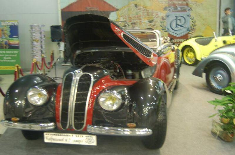 Oldtimer 06 2: чёрно-красный BMW 328 с открытым капотом в зале выставки