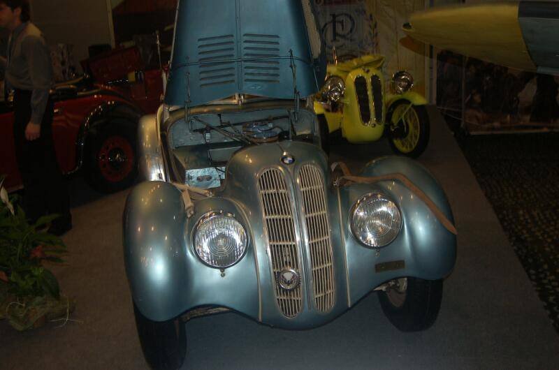 Oldtimer 06 2: голубой BMW с поднятым капотом и жёлтый «Мини» на заднем плане