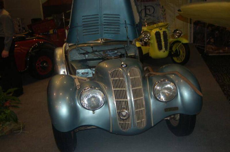 Oldtimer 06 2: голубой BMW с поднятым капотом и жёлтый «Мини» на заднем плане