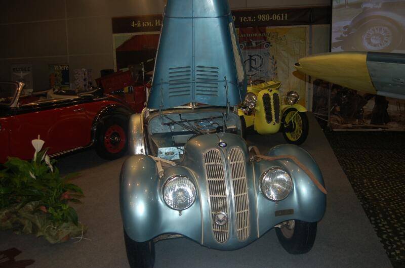 Oldtimer 06 2: голубой BMW с поднятым капотом и жёлтый мотоцикл на фоне
