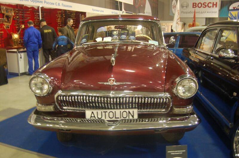 Oldtimer 06 2: бордовая «Волга» ГАЗ-21 на выставке в Красной зоне