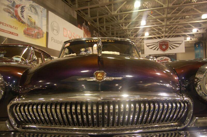 Oldtimer 06 2: багажник «Москвича» в зале выставки