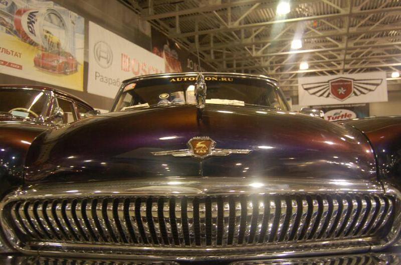 Oldtimer 06 2: багажник «Москвича» в зале выставки
