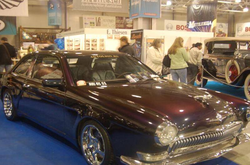 Oldtimer 06 2: бордовое купе с хромом и «AUTOLIUS.RU» на лобовом стекле